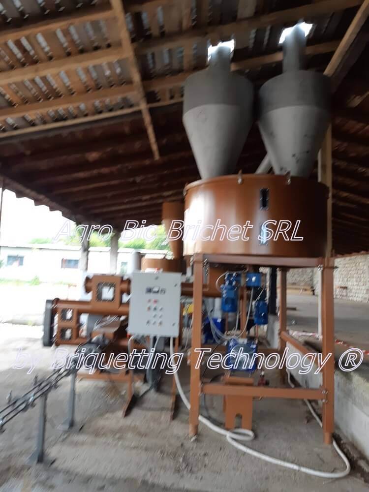 Briquetting process for straw briquettes in Livezi