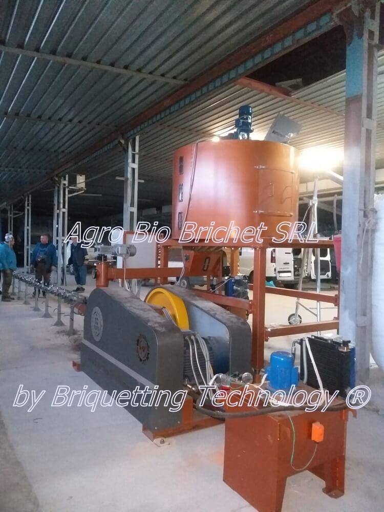 Mechanical briquetting press 500 kg/hour for sunflower husks Galati